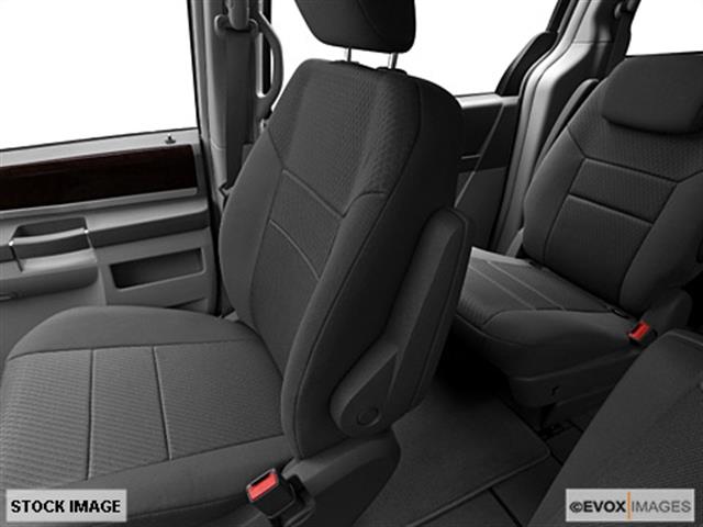 Chrysler Town and Country 2010 photo 8