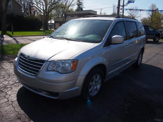 Chrysler Town and Country 2010 photo 7