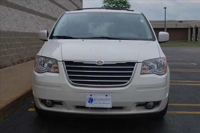 Chrysler Town and Country 2010 photo 1