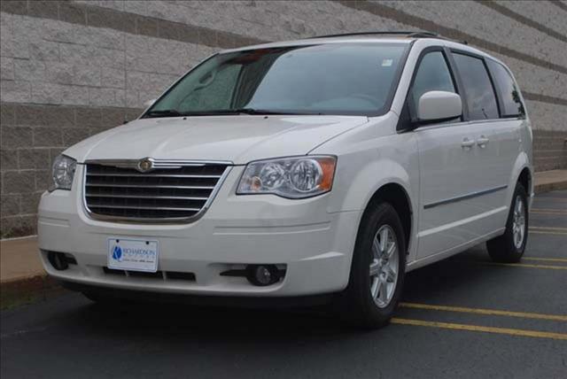 Chrysler Town and Country 2010 photo 2