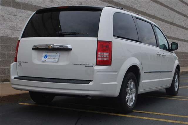 Chrysler Town and Country 2010 photo 3