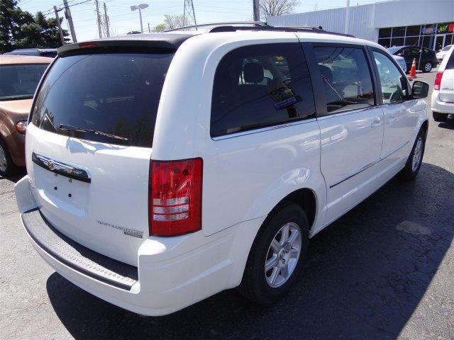 Chrysler Town and Country 2010 photo 1