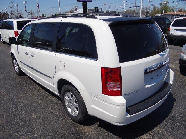 Chrysler Town and Country 2010 photo 8