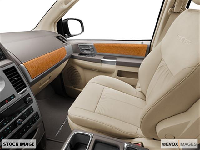 Chrysler Town and Country 2010 photo 2