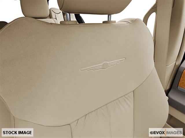 Chrysler Town and Country 2010 photo 3