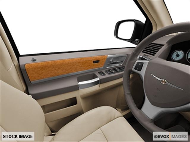 Chrysler Town and Country 2010 photo 4