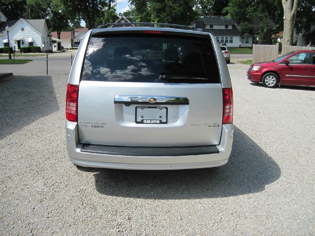 Chrysler Town and Country 2010 photo 1