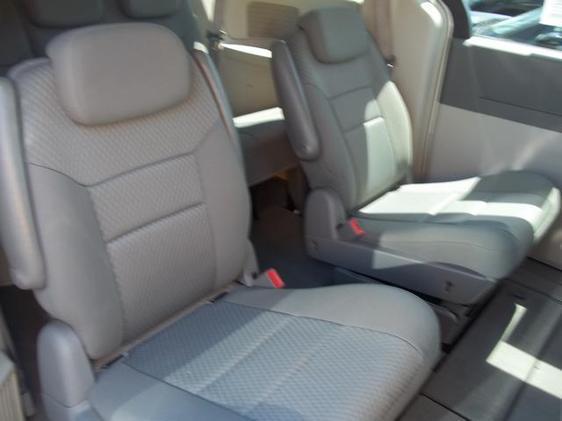 Chrysler Town and Country 2010 photo 1