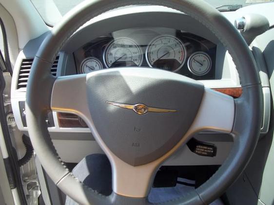 Chrysler Town and Country 2010 photo 12