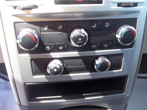 Chrysler Town and Country 2010 photo 13