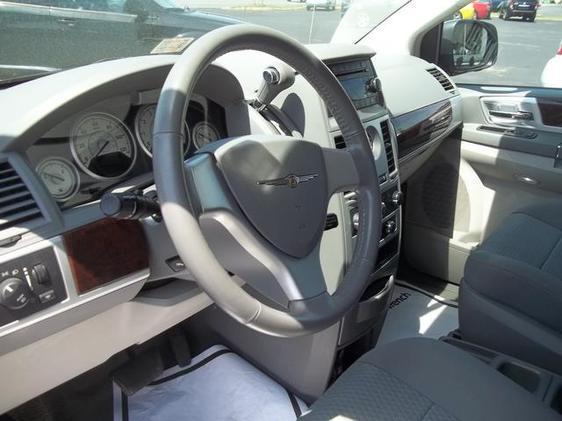 Chrysler Town and Country 2010 photo 15