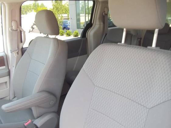 Chrysler Town and Country 2010 photo 16