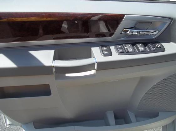 Chrysler Town and Country 2010 photo 17