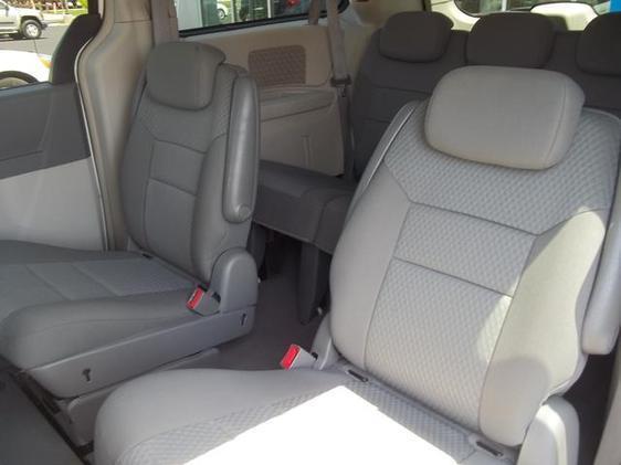 Chrysler Town and Country 2010 photo 18