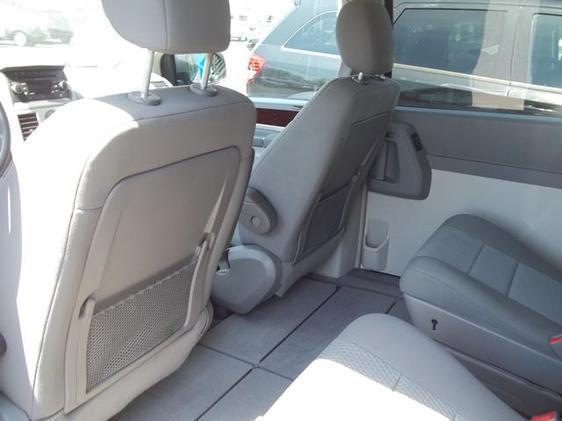 Chrysler Town and Country 2010 photo 19