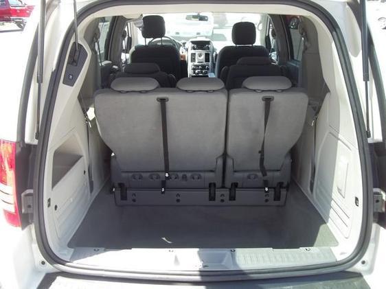 Chrysler Town and Country 2010 photo 21