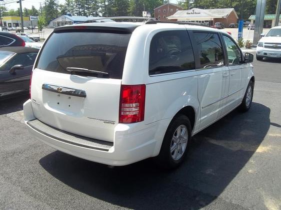 Chrysler Town and Country 2010 photo 22