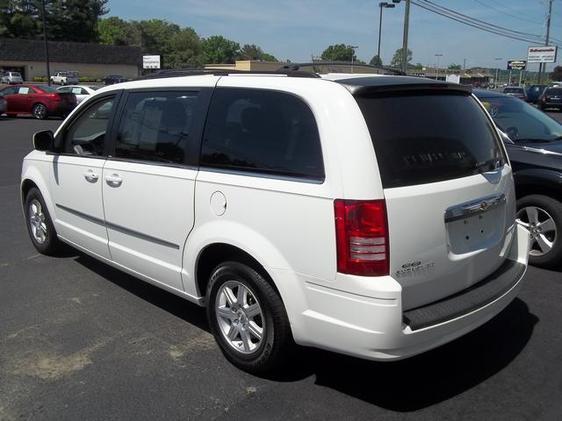 Chrysler Town and Country 2010 photo 24