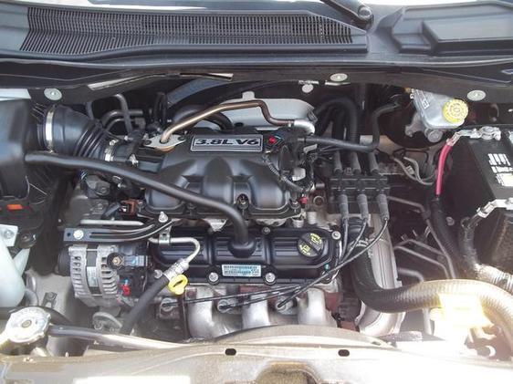 Chrysler Town and Country 2010 photo 25