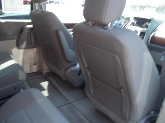 Chrysler Town and Country 2010 photo 3