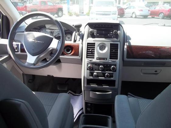 Chrysler Town and Country 2010 photo 4