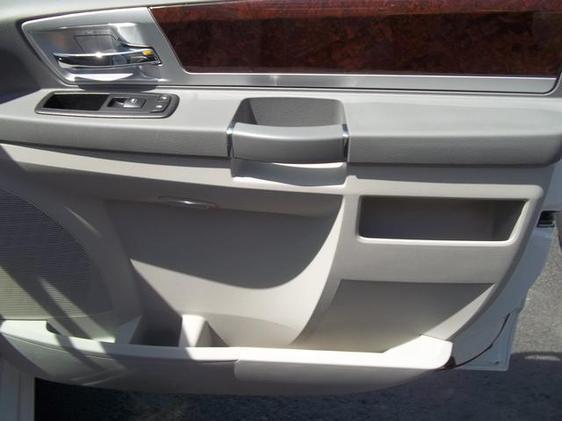 Chrysler Town and Country 2010 photo 5