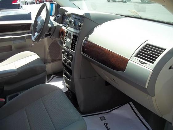 Chrysler Town and Country 2010 photo 6