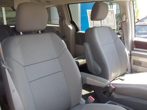 Chrysler Town and Country 2010 photo 7