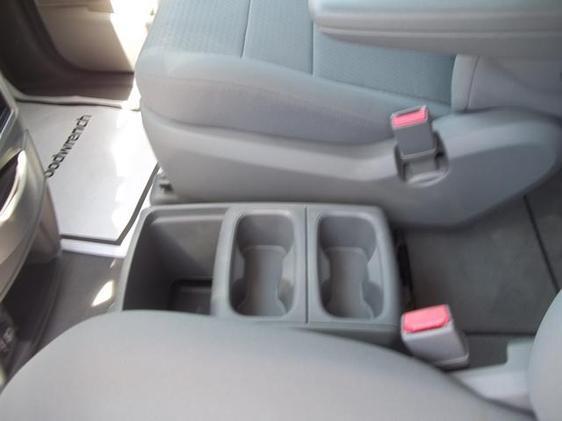 Chrysler Town and Country 2010 photo 8