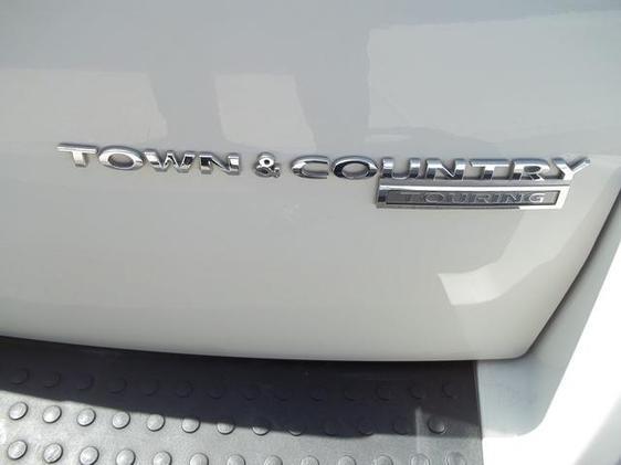 Chrysler Town and Country 2010 photo 9