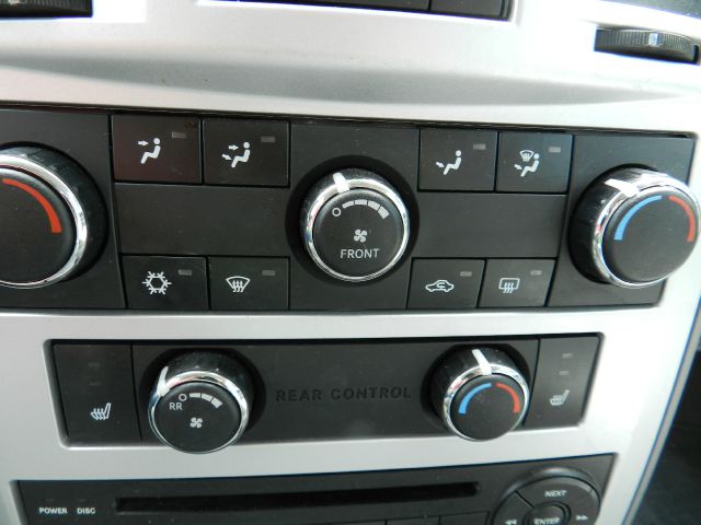 Chrysler Town and Country EX GAS Saverlooks Greathybrid Hatchback MiniVan