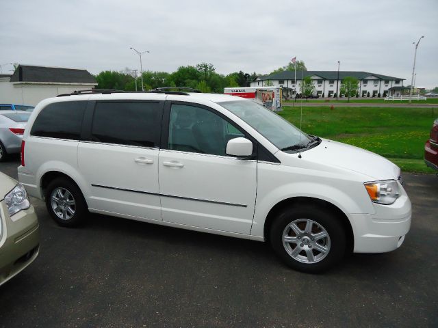 Chrysler Town and Country 2010 photo 1