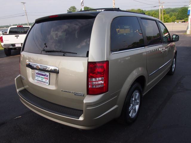 Chrysler Town and Country 2010 photo 1