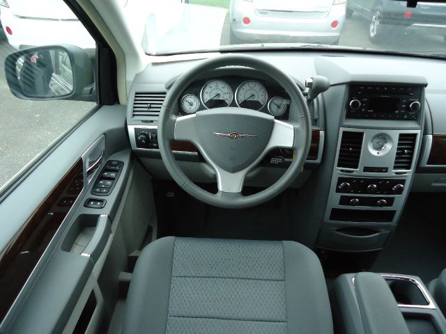 Chrysler Town and Country 2010 photo 12