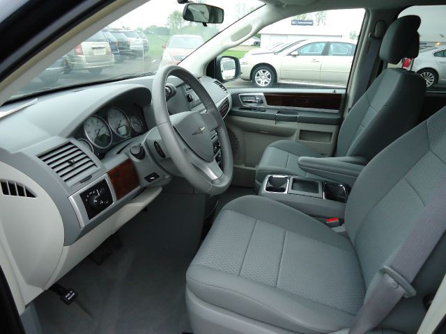 Chrysler Town and Country 2010 photo 13