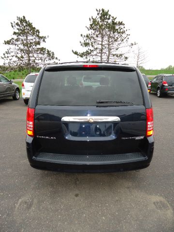 Chrysler Town and Country 2010 photo 17