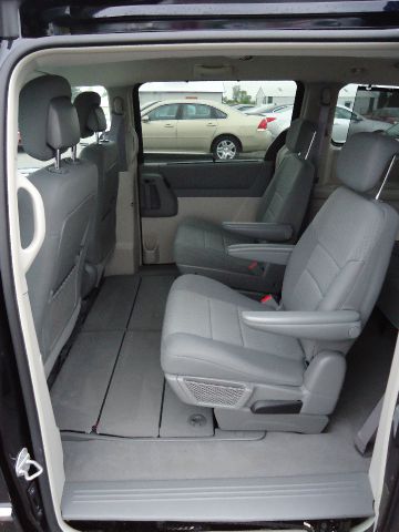 Chrysler Town and Country 2010 photo 9