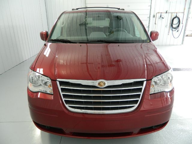 Chrysler Town and Country 2010 photo 2