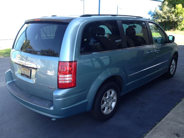 Chrysler Town and Country 2010 photo 1