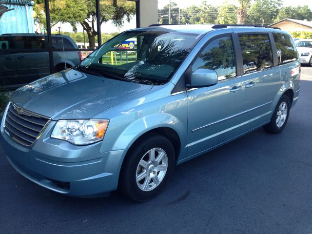 Chrysler Town and Country 2010 photo 2
