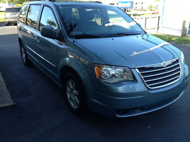 Chrysler Town and Country 2010 photo 3