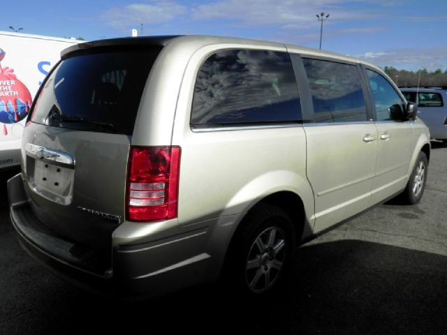 Chrysler Town and Country 2010 photo 2
