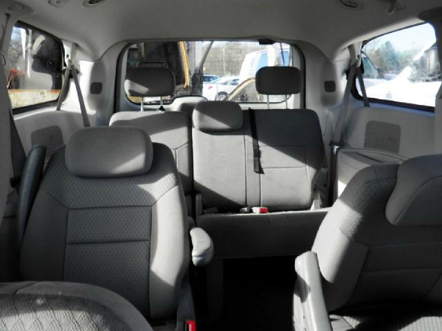 Chrysler Town and Country 2010 photo 3