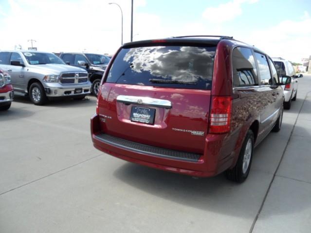 Chrysler Town and Country 2010 photo 2
