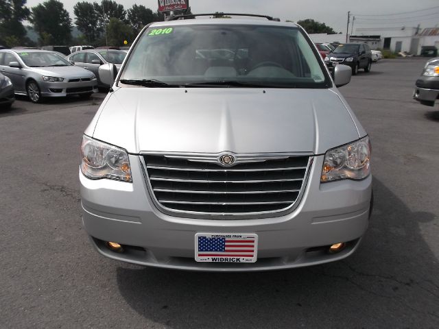 Chrysler Town and Country 2010 photo 1