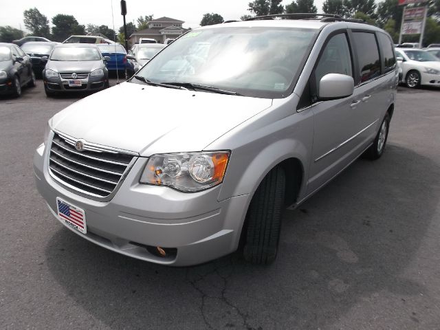 Chrysler Town and Country 2010 photo 2