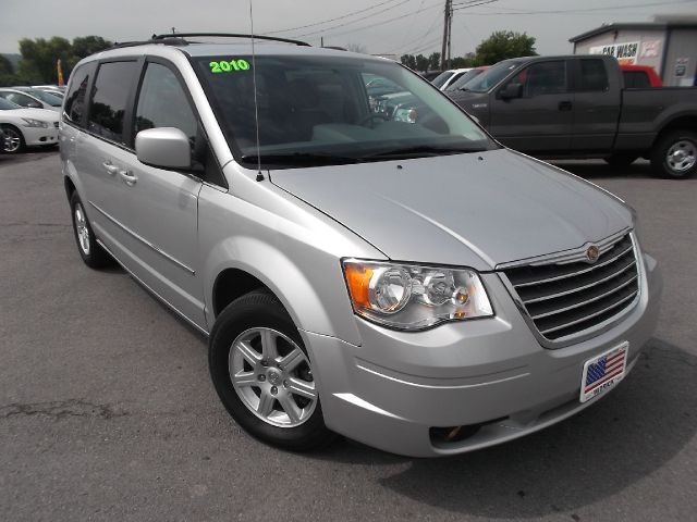 Chrysler Town and Country 2010 photo 3