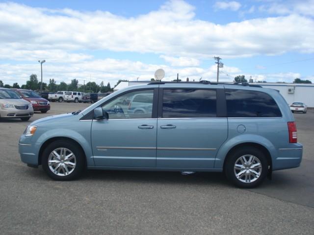 Chrysler Town and Country 2010 photo 3