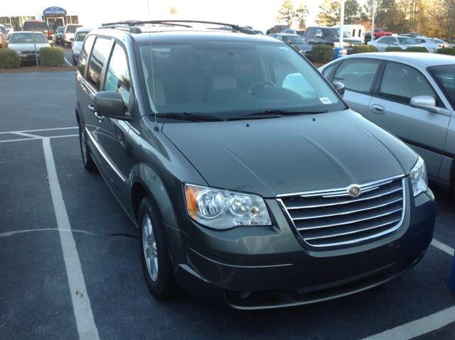 Chrysler Town and Country 2010 photo 1
