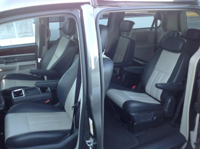 Chrysler Town and Country 2010 photo 2